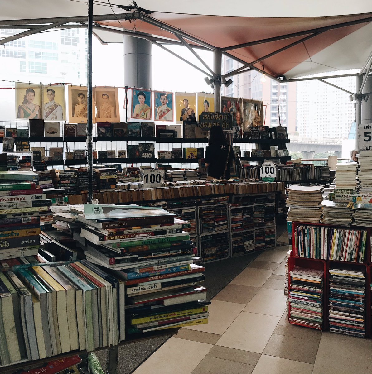 revieweveryth12's tweet photo. เคยเห็นโพสในเฟสบุคแล้ว ที่บ้านชอบหนังสืออะไรแบบนี้อยู่แล้วเลยไม่พลาดที่จะมาดู หนังสือแกเยอะมากกกกกกก! เริ่มต้นที่50บ.เอง (จริงๆถือว่าแอบแพงที่อี่นถูกกว่านี้นะ😭) แต่ช่วยๆลุงกัน ค่าที่คงแพงน่าดู

📍Gateway เอกมัย
#ไว้รีวิวห้ามขายของของโว้ยย #ทวีตดีคนรีน้อย #หนังสือมือสองสภาพดี https://t.co/IGkpShF7Xa