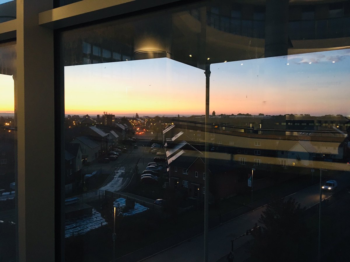 NellistHelen's tweet photo. Lovely sky over our Ellesmere Port Campus this morning! 😍

#LoveOurColleges https://t.co/5o8HJcLmNb