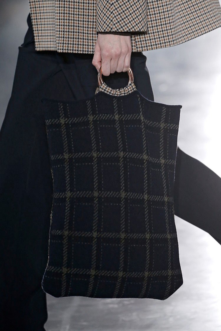 What are your bag's essentials? 💫 #leborgabala #leborgabalaFW1920 #catwalk #fashionshow #autumn #winter #cool #knitwear #color #cold #colors #weather #fashionstyle #womenwear #FW1920 #fallwinter1920