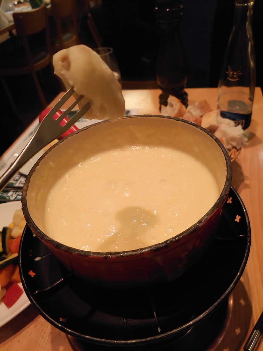 nikoriko84's tweet photo. スイス最後の夜は、本場のチーズフォンデュ🧀  美味しすぎて疲れが吹っ飛んだ🍴
#zurich #チーズフォンデュ #スイス旅 https://t.co/FCEGaU8g5Q