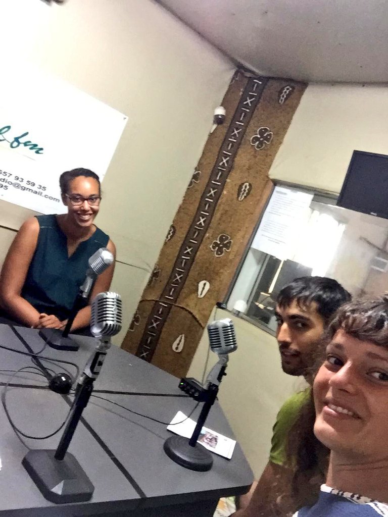 CMC_Guinee's tweet photo. 🎙 #MIJB Participation des 8 jeunes @missionlocale à l'émission radio de #Soleilfun ➡️ Témoignage de leur mission avec @CMC_Guinee avant le retour en France 🇫🇷 en compagnie de @FVolontaires
@GouvGN @Le_CIDJ @ThierryBelhadj @AmbaFrGuinee @departement17 https://t.co/Jlf5KZq6k0