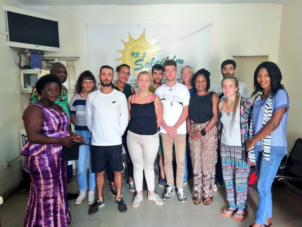 CMC_Guinee's tweet photo. 🎙 #MIJB Participation des 8 jeunes @missionlocale à l'émission radio de #Soleilfun ➡️ Témoignage de leur mission avec @CMC_Guinee avant le retour en France 🇫🇷 en compagnie de @FVolontaires
@GouvGN @Le_CIDJ @ThierryBelhadj @AmbaFrGuinee @departement17 https://t.co/Jlf5KZq6k0