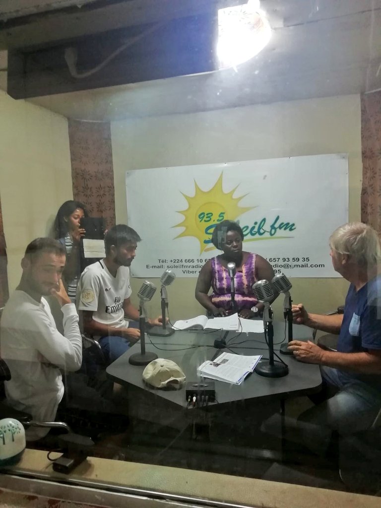 CMC_Guinee's tweet photo. 🎙 #MIJB Participation des 8 jeunes @missionlocale à l'émission radio de #Soleilfun ➡️ Témoignage de leur mission avec @CMC_Guinee avant le retour en France 🇫🇷 en compagnie de @FVolontaires
@GouvGN @Le_CIDJ @ThierryBelhadj @AmbaFrGuinee @departement17 https://t.co/Jlf5KZq6k0