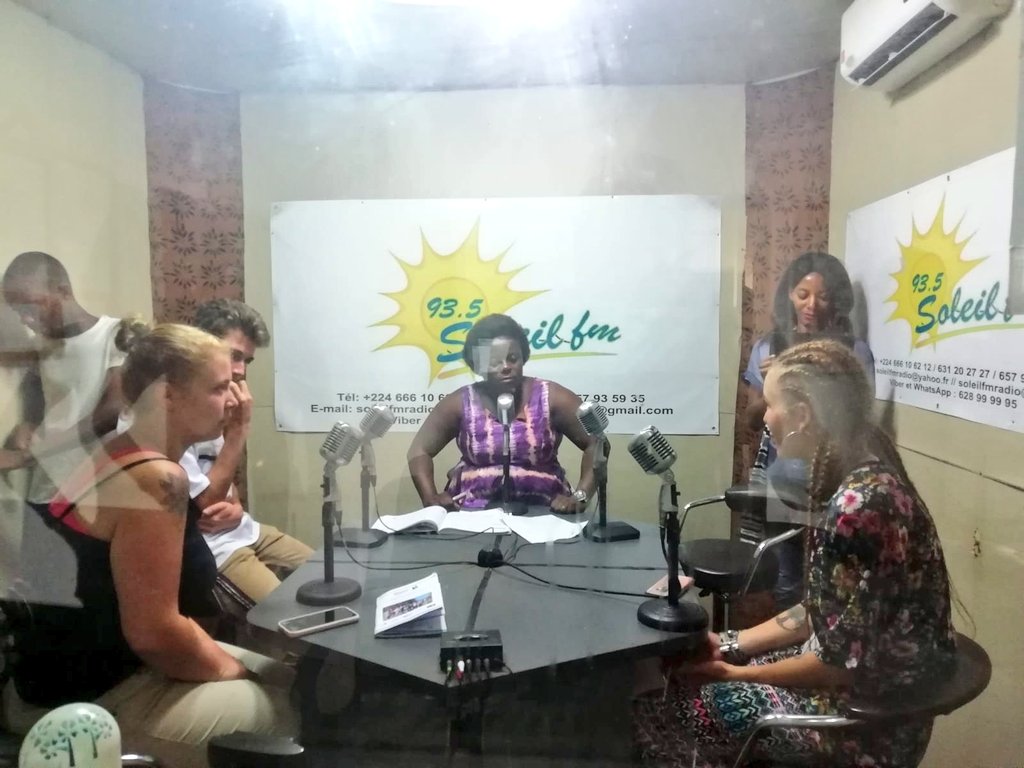 CMC_Guinee's tweet photo. 🎙 #MIJB Participation des 8 jeunes @missionlocale à l'émission radio de #Soleilfun ➡️ Témoignage de leur mission avec @CMC_Guinee avant le retour en France 🇫🇷 en compagnie de @FVolontaires
@GouvGN @Le_CIDJ @ThierryBelhadj @AmbaFrGuinee @departement17 https://t.co/Jlf5KZq6k0