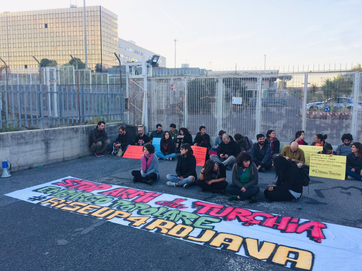 manolo_loop's tweet photo. #Roma per il #Rojava

Continua l’#EmbargoPopolare davanti alla Rheinmetall

Attiviste e attivisti bloccano i cancelli della fabbrica di morte in sostegno del popolo curdo. Hanno intenzione di rimanere ad oltranza

#TwitterKurds #riseup4rojava #bastaarmiallaturchia #iostoconicurdi https://t.co/8aDwUdAcRJ