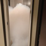 泡風呂に入ろうとした結果？泡がすごすぎて入れない!