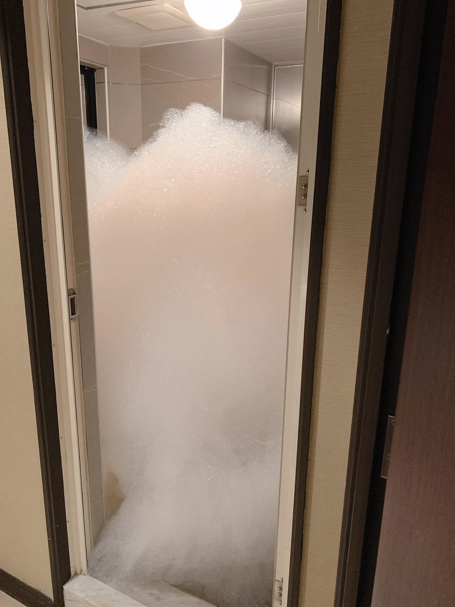 泡風呂に入ろうとした結果？泡がすごすぎて入れないwww