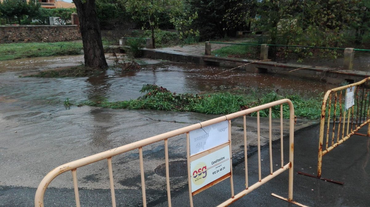 ❌TANCADA ❌ la circulació pel passallís de la riera de #Vilajuïga 💧

Les fortes pluges d'aquesta matinada han fet que l'aigua baixi amb força per la riera ⚠️ Des de l'Ajuntament demanem precaució i que no us hi acosteu!