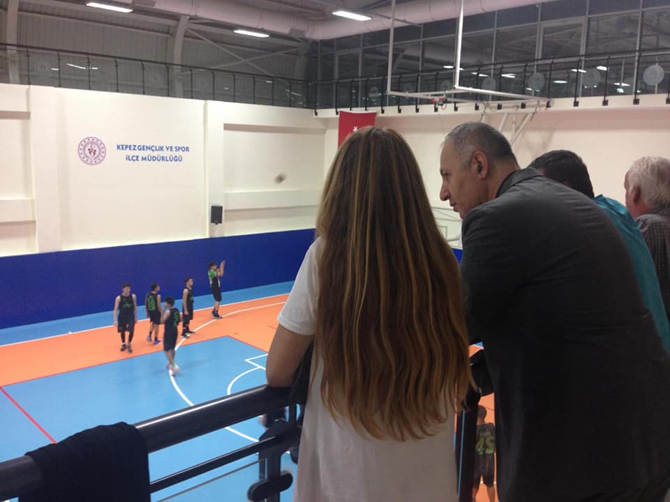 #ASKERİMİZE #SELAM #VAR
Kepez Belediyespor U 16 Basketbol takımımız Çok Amaçlı Salonunda gerçekleşen DSİ mücadelesinde 80 Sayı Alarak geceye nokta koydular. DSİ ye 21 Puan Fark atan Yıldızlarımız Galibiyeti Asker Selamı vererek kutladılar.
Kepez 80
DSİ.    59
#kepezbelediyespor