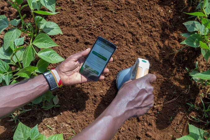 Our partner Holland Greentech, offers #soil testing services in East Africa with the AgroCares Scanner and SoilCares Adviser app. Interested? Read more here: bit.ly/2qCz7Jy