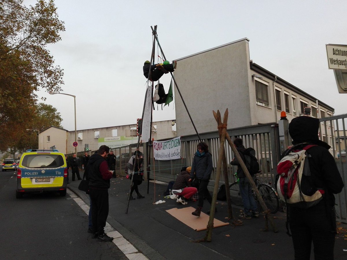 Since several hours the two entrances of the factory Krauss-Maffei Wegmann in #Kassel are blocked by activists! Among other things, the company produces parts of the Leopard II tanks, which are used against the civilian population in #Rojava! 

#riseup4rojava #WomenDefendRojava