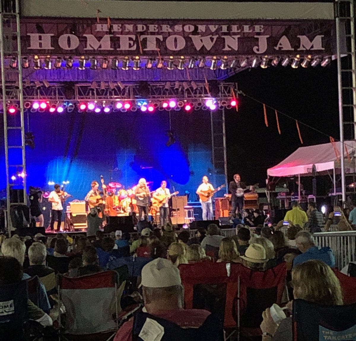 jeffreys_gina's tweet image. Being surrounded by people who love music as much as you is so uplifting!! I love being in a community that loves music as much as myself 🧡 It's so much fun looking back on our recent trip to the US and this incredible night in Hendersonville Hometown Jam 😍 #BeautifulTangleTour
