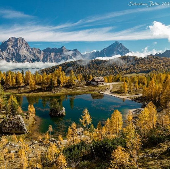 TurismoVeneto's tweet photo. Uno spettacolare panorama autunnale si specchia sulle acque azzurre del #LagoFedera, ai piedi di #CrodaDaLago. Una tra le più belle cose da vedere a #cortinadampezzo, perla delle meravigliose @DolomitesUNESCO. #VisitVeneto (foto IG sebastiano_bettio) https://t.co/yxaY4IyZNr https://t.co/xRWpGoDf2y
