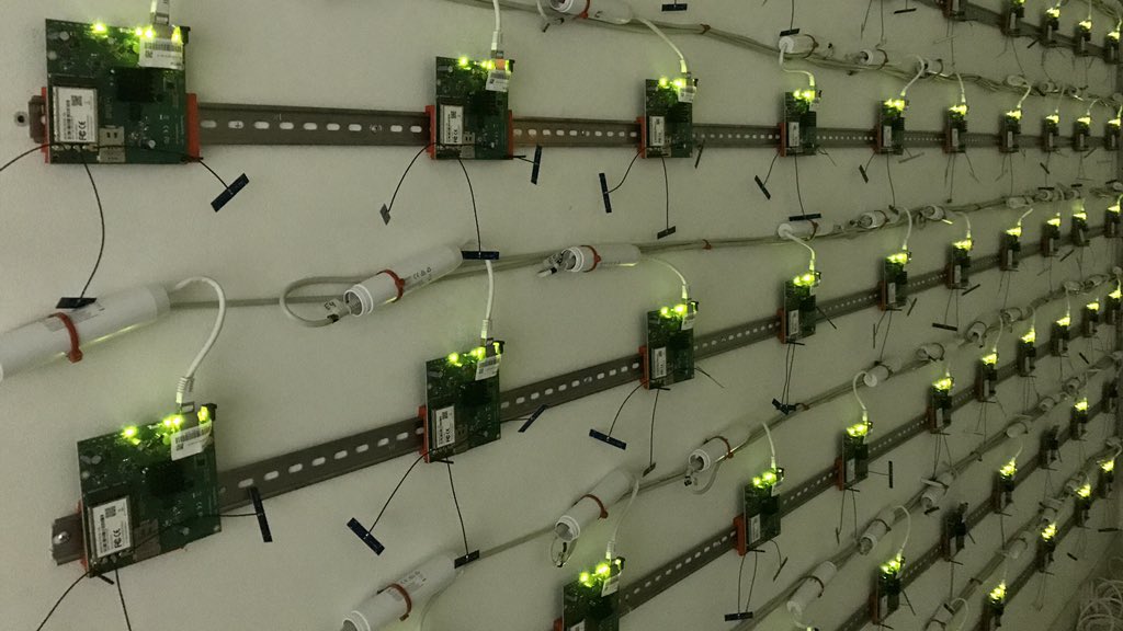 galgus_'s tweet photo. No es que en hayamos comenzado a decorar la oficina para Navidad. Esto es una parte del nuevo laboratorio que estamos armando (el 5º ya).

Cada lucecita representa un cliente/dispositivo conectado a una red #WiFi.

Imagina las pruebas que podemos hacer aquí!

Esto es #DeepTech! https://t.co/imKPaXyhnY