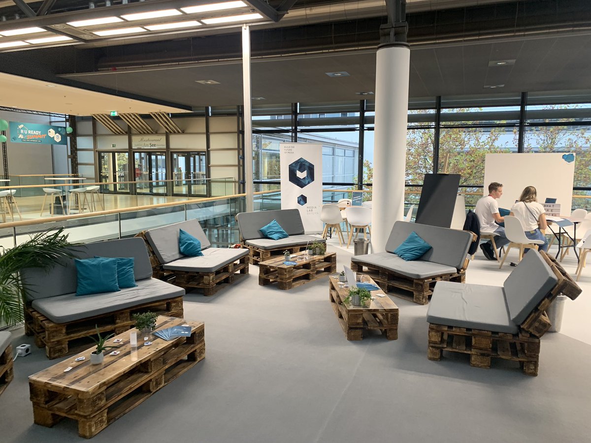 MediaLabBayern's tweet photo. Ihr seid innovativ?💡 Dann dürft ihr in unserer #RUReady19 Lounge nicht fehlen. Heute haben wir gleich 2 Meetups, die thematisch die Vorträge auf der Bühne vertiefen.
⏱ 14:30 Uhr -> Beyond Platforms
⏱ 17:00 Uhr -> Money for nothing and content for free
Kommt vorbei ☕️ https://t.co/JRYAgS6FPH
