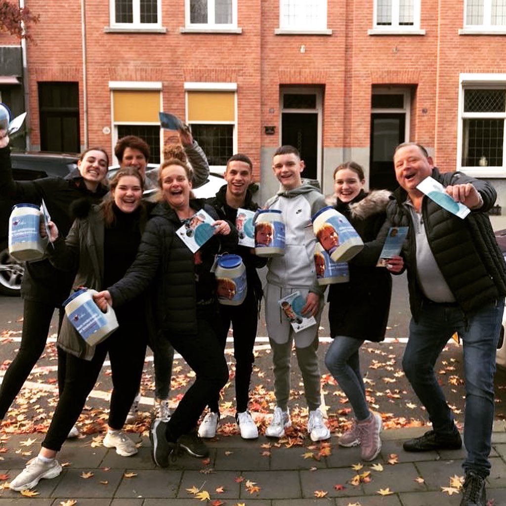 StichtingLoeka's tweet photo. Wij weten het zéker.. Wij hebben de allerleukste #collectanten!! 
#Kids, #vrienden &amp; #familie, oud klasgenootjes &amp; best friends van Loeka en alle mensen die met #liefde voor ons op pad gaan, jullie zijn de beste! Moment van #dankbaarheid.. 
#Kracht door te delen.. 
#kinderkanker https://t.co/3WWhROLUo2
