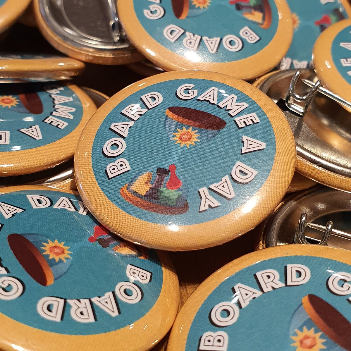 Buttons for Spiel came out really nicely!

#SPIEL19 Day 0 here we come!

#boardgame #spiel