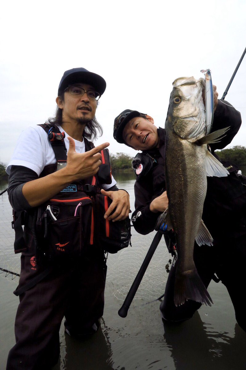 GREENBOWL_HIGH's tweet photo. ってことで

撮影は

なんと

APIA TVのロケでした！！

濱本 国彦プロ

この見事な九頭竜シーバス

お互い信じ合えてるからこそ出せたと言ってくれる

そんな濱本さんをこの笑顔にさせた１本・・・ヤバいでしょ？

オンエア楽しみに待っててね！

#apia
#apiatv
#atv
#濱本国彦
#cj
#福井
#九頭竜川 https://t.co/x6CZQMgTHQ
