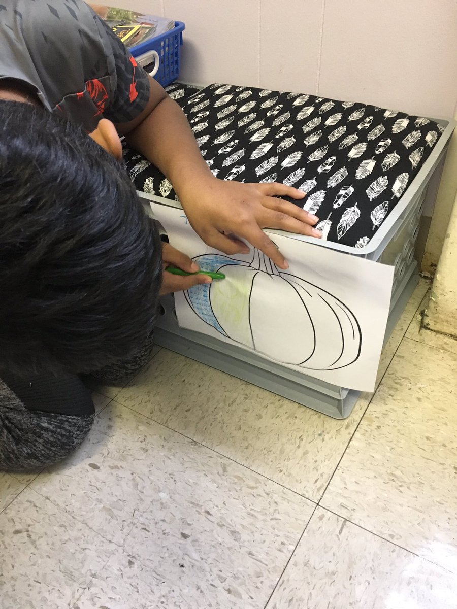 OlaBihuniak's tweet photo. My 4th grade #ELs learned about #texture. Ss matched the pumpkins to the #vocabulary #words. Then walked around the room to color the different types of textures onto their own pumpkin.  🎃 @krsprincipal https://t.co/GH5cvuLhAR