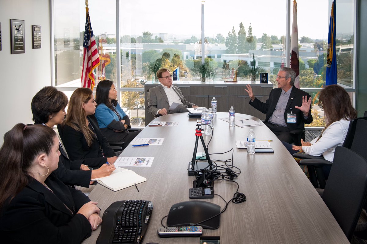 LACountyCEO's tweet image. @CSSDLA #CEOTour #Day10 Seeing community engagement strategies to help mostly dads make support payments=strengthens families. Mobile outreach, improved hotline, services at non-traditional places like @LACountyLibrary
#SupportLA #LACounty #ServiceinAction