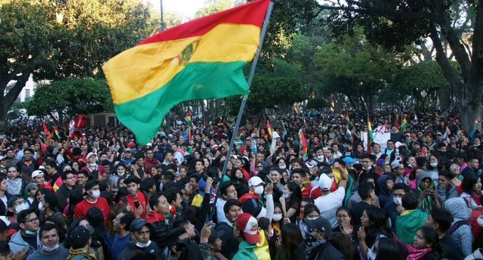 mundotvpe's tweet photo. Miles marchan en #Bolivia para denunciar fraude electoral | FOTOS ►https://t.co/IaSaRD6v9l https://t.co/4eeektOtcZ