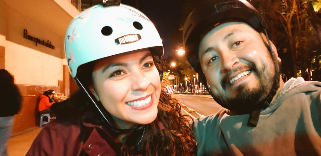 bettozero's tweet photo. Me gano reclamarle al cochista que estaba en la ciclovia @MayaEnBici , por cierto es más genial en persona https://t.co/YffbSY6qmf