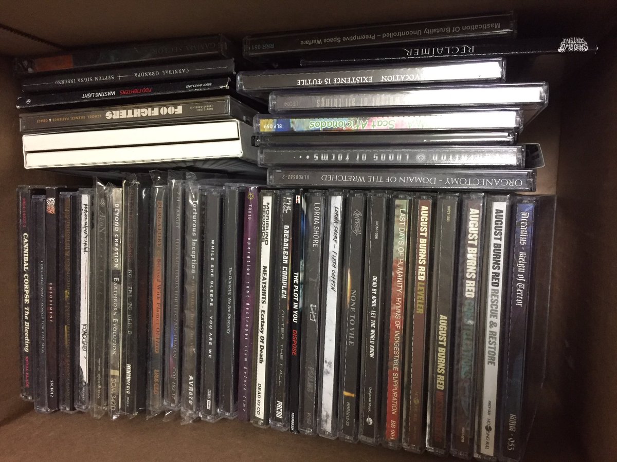 scmvbss_hahaha's tweet photo. ブルデス、ゴアグラインド、デスコアなどなど趣味で集めた400枚ちょいのCD
もちろん激レア物も多数…(写真に載せきれず、これが全てじゃないです)
これらを全て、30万で買ってくれる人いませんか？？夢のためにお金が必要です
ぜひ興味ある方ご連絡ください、、
拡散頂けると有難いです！！ https://t.co/TNE39935MU