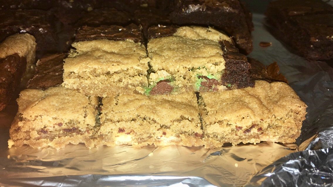 Harlem_Dream's tweet photo. Dessert sampler consisting of:
Chocolate chip cookie
White chocolate chip cookie
M&M cookie
Fudge brownie
Follow and order from @thehungerformore_ on IG
All samplers are custom made and can include any dessert. #THFM #BlackBusiness https://t.co/M4hrYgMhgD