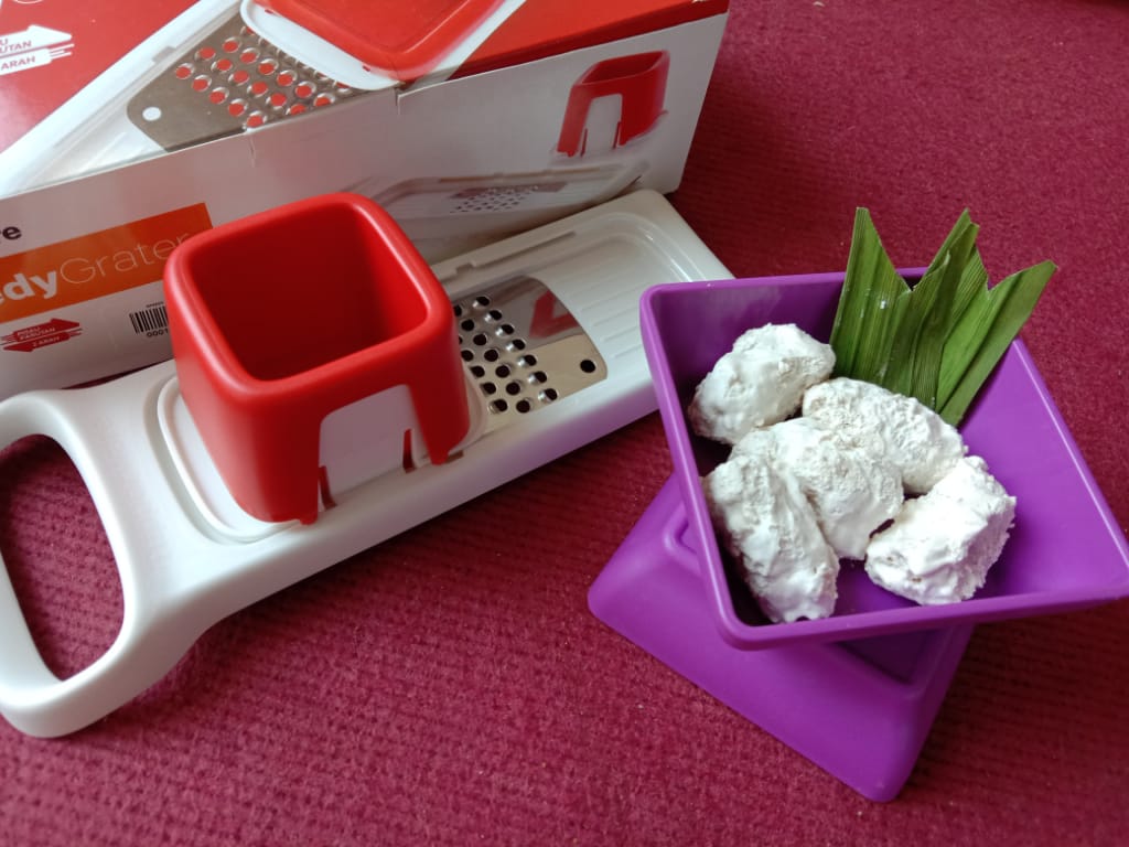 sofiatut's tweet photo. Dear @tupperwareID @zypal_89 @Iesraphatul @ViolinDian 
Gettas adalah makanan khas kota keris sumenep. Camilan ini sangat populer, terbuat dari campuran tepung ketan &amp; kelapa parut didalamx lalu dilumuri gula putih, enak👍 #KreasiParutan #KreasiParutanTupperware #PakeTupperware 🙏 https://t.co/JdhKoNNAke