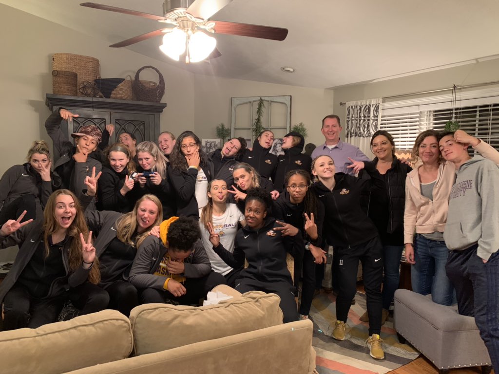 ONU_Tigerball's tweet photo. Huge thank you to the Bardwell’s for hosting us after our scrimmage at ICC! Awesome night of hoops and fellowship with former and future teammates! #Family #InPursuit https://t.co/qdv6oU1Q9F