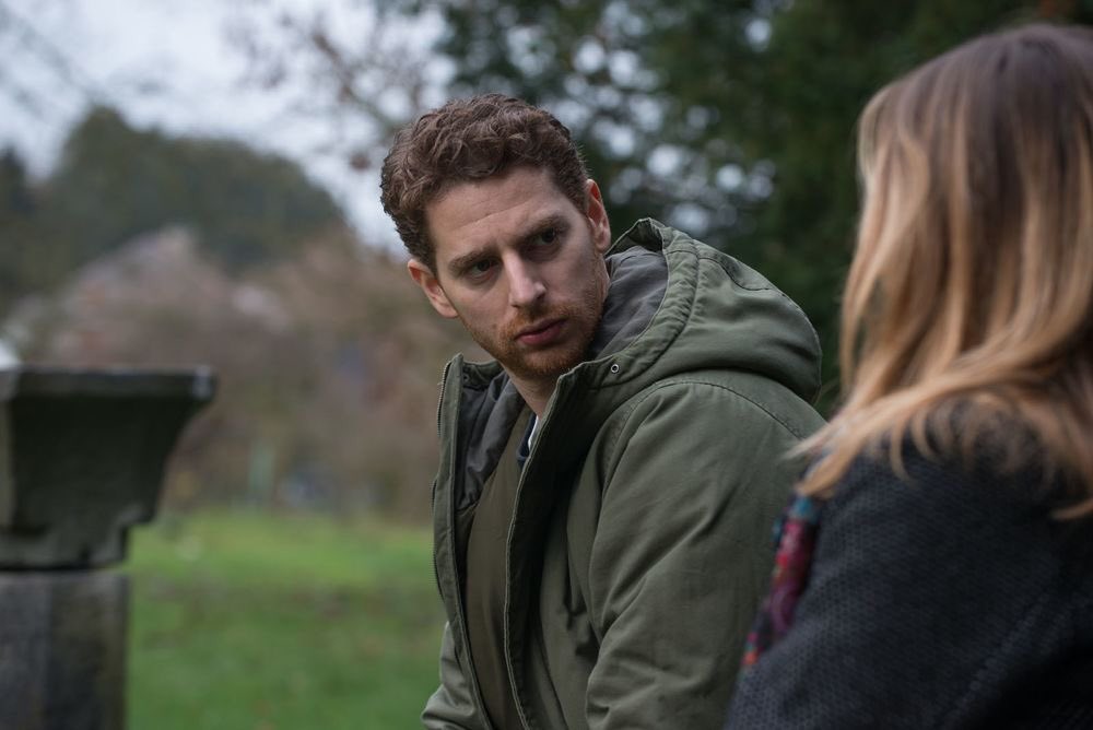 _bookplus's tweet image. youtu.be/xmxr3IZLpb8

피에르 르메트르의 『사흘 그리고 한 인생』 로마필름페스티벌 상영. 시골에 살던 열두살 소년은 우연한 사고로 동네 꼬마를 죽이고 주검을 숲에 숨긴다. 그로부터 12년 뒤, 그토록 가기 싫었던 고향에 내려가보지 않을 수 없는 일이 생기고, 꼬마의 주검이 뒤늦게 발견된다.