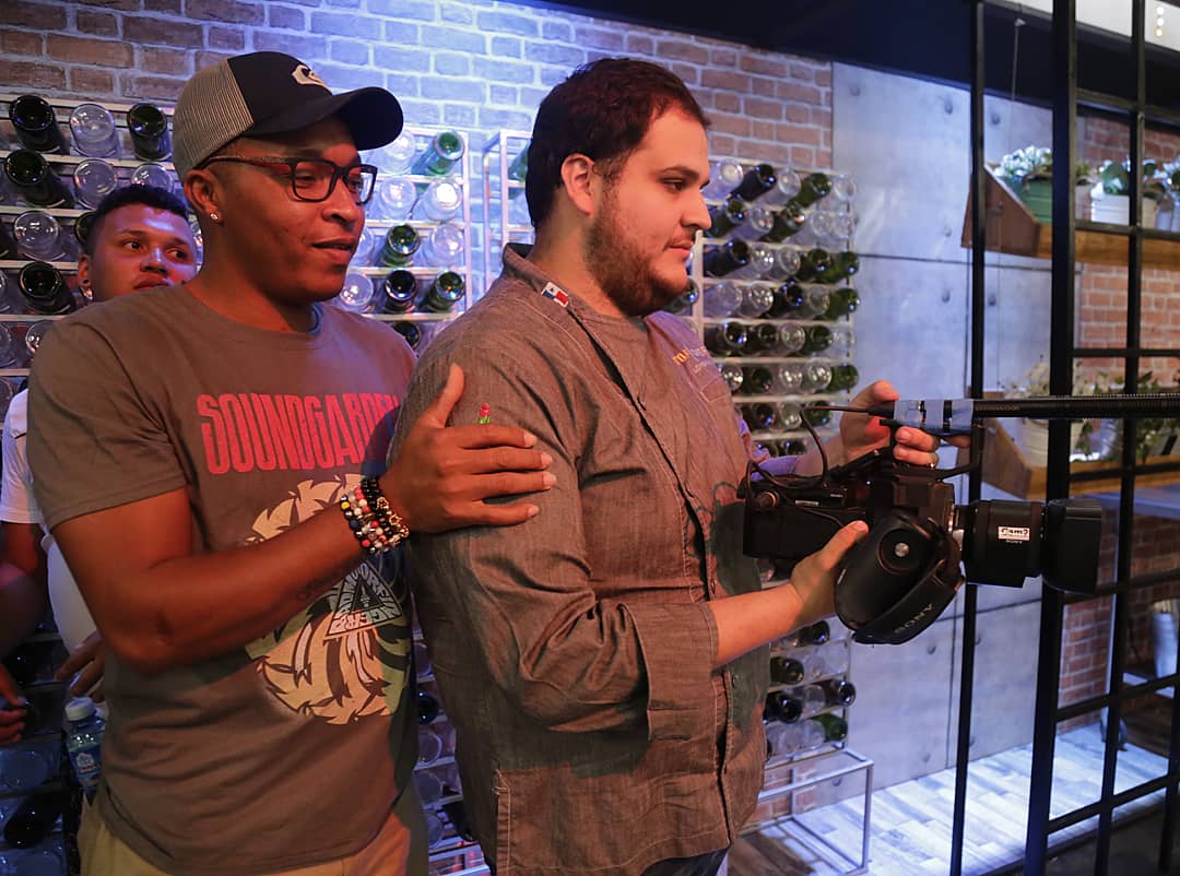 TopChefPa's tweet image. Después de ayudar a Amanda en el reto final, miren quien quedó haciendo cámara 😅 #TopChefJr 🔪 #Backstage 📺