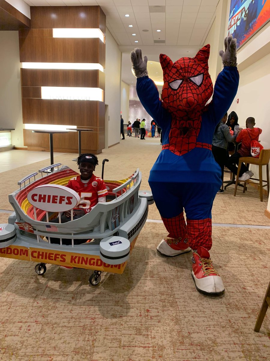 DustinPittman5's tweet photo. @MecoleHardman4 and @GGPR_BANGER5 thanks for being at Arrowhead tonight for the Halloween event - you made John's night and many other kids I'm sure! Go Chiefs! https://t.co/J84U1gKwzx