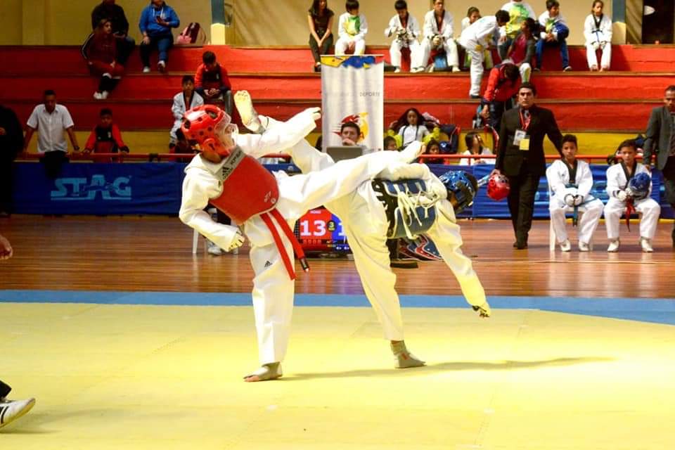 FedeOrellana98's tweet photo. #Taekwondo 🥋 | Destacada participación de nuestro deportista Jhinson Calero en los #JuegosMenoresEc, quien en su primer combate derrotó 18 - 14 a su similar de El Oro, y se prepara para disputar el pase a octavos de final frente a la provincia de Napo.
#ElDeporteNosUne https://t.co/yGMeEqUidu