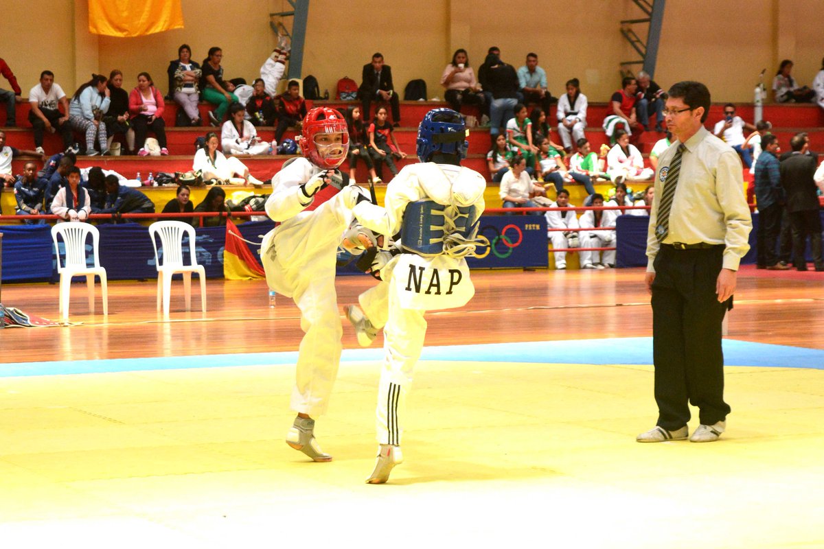 #Taekwondo 🥋 | Jhinson Calero tras disputar un duro combate consigue vencer al deportista de la provincia de Napo 19 - 18, con este resultado logra estar en octavos de final de los #JuegosMenoresEc