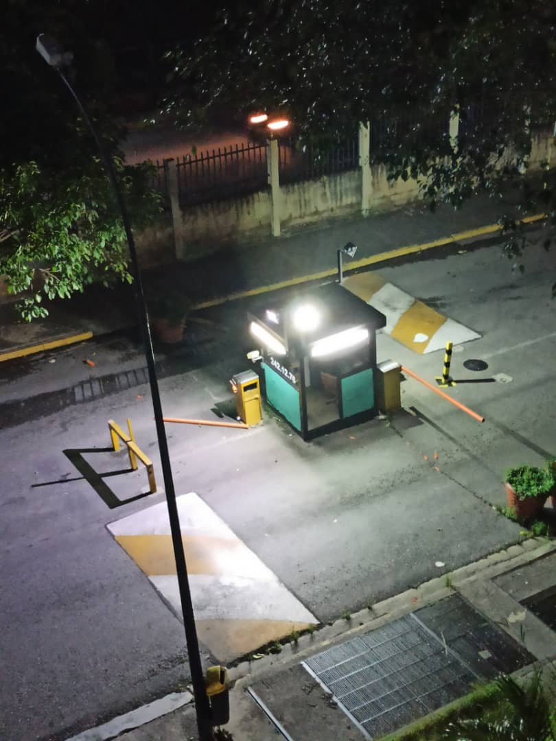 DenunciasTDA's tweet photo. DENUNCIAN A VECINOS ABUSADORES Q NO RESPETAN NORMAS #22OCT CAMIONETA JIMMY BLANCA SE LLEVÓ LA BARRERA DC2 Y OTRO Q ENTRÓ SIN C/R XC2 DETRÁS D 1VECINA EN 1COROLLA OCRE PLACA AC710VG Q PRESUMEN ES D #TERRAZASDELAVILA PQ ENTRÓ AL 1erESTACIONAMIENTO DC4 ResVIENTO NORTE O EL D AL LADO https://t.co/Idbfr2TX4k