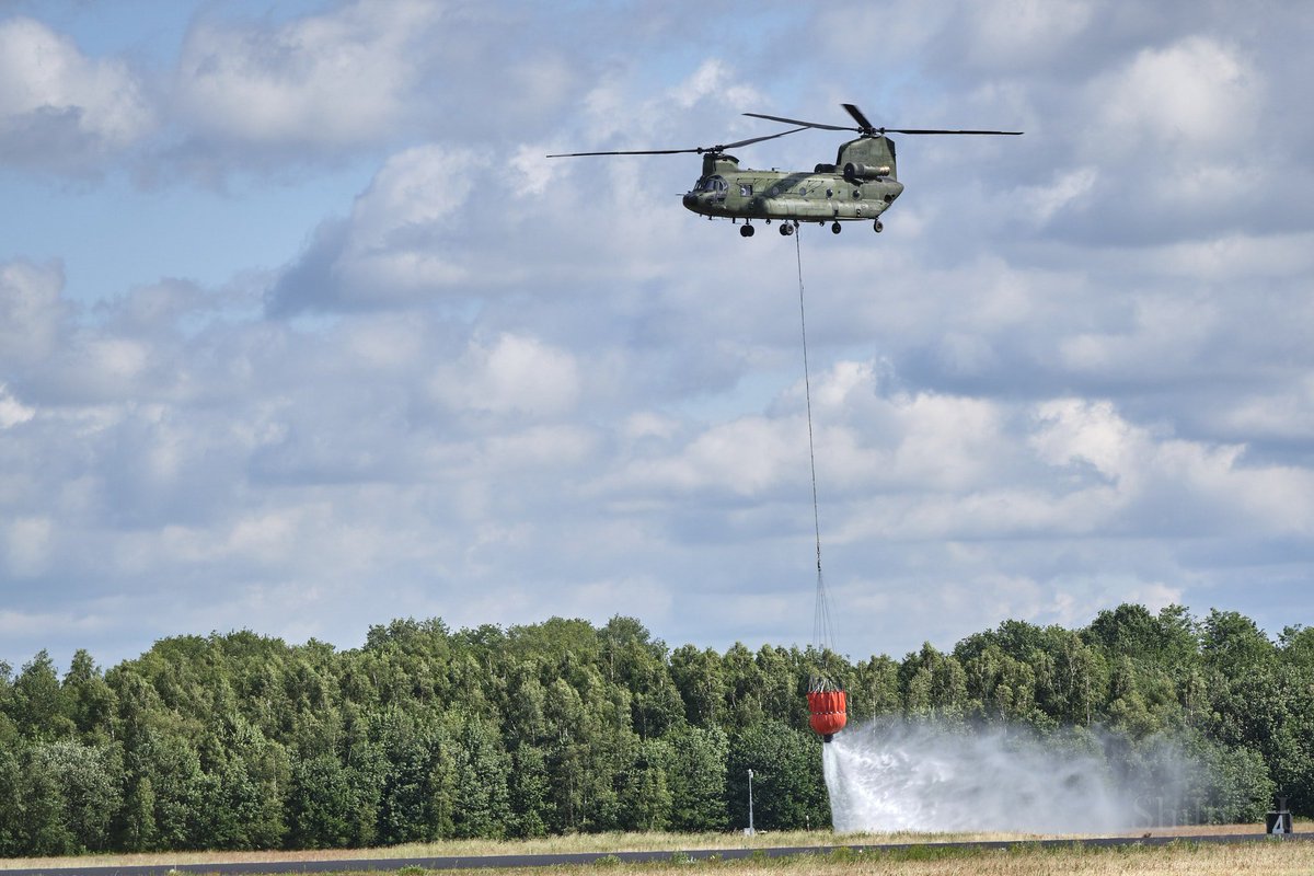 Rense_Sjoers's tweet image. Chinook, KLu, with a Bambi bucket.
.
#aircraft #aviationismylife #avpage #avporn #avaddict #aviation_alphabet #avion #aviation #avgeek #aviationdaily #aviationphotography #aviationgeek #plane #planes #planespotting #planespotter #instajet #instagramaviation #chinook ...