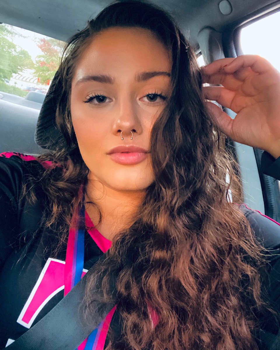 KyraPerez19's tweet photo. Lemme sell you a phone #tmobilegang https://t.co/65raqor6Wd