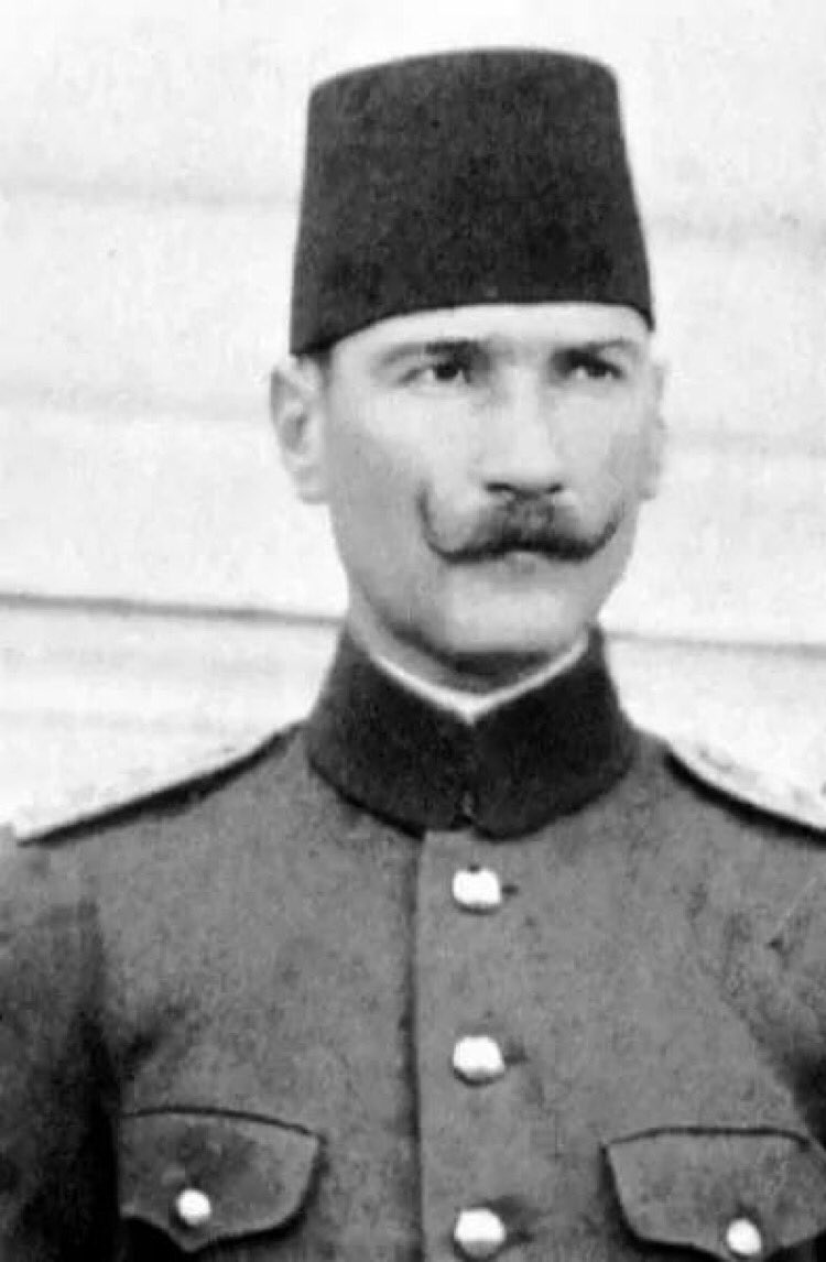 Kolağası (Kıdemli Yüzbaşı) Mustafa Kemal Bey (Atatürk) Hareket Ordusu Mürettep Kurmay Heyeti mensubu olduğu sırada 13 Nisan 1909 tarihinde Selanik'ten İstanbul'a 31 Mart Ayaklanmasını bastırmak için yola çıktığı sırada.