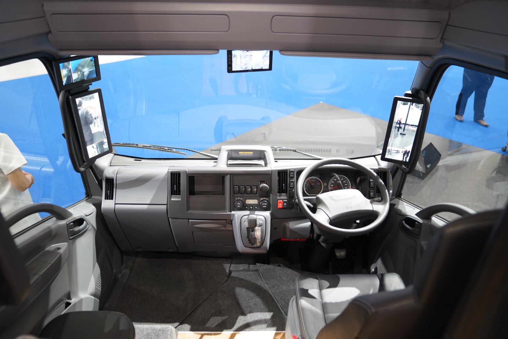 تويتر ひで على تويتر Elf Evウォークスルーバン 運転席から荷室へ立ったまま自由に行来出来き作業環境がとても容易 これは良い T Co Tbqeqspy7l