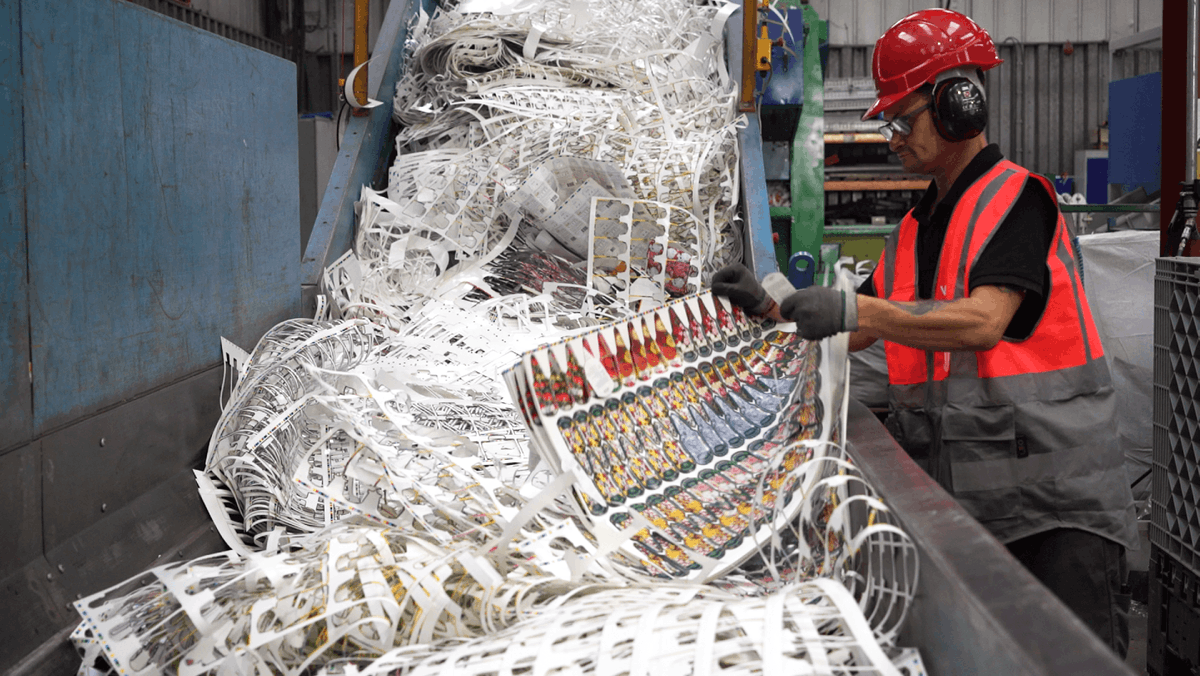 SimonVLeuven's tweet image. You would be amazed at just how many different types of plastic scraps there are that are considered waste can in fact be recycled over and over again! ♻️
Contact us to find out how we can help you turn that "waste" into a commodity! 

#palstic #waste #scrap #vanden #recycle