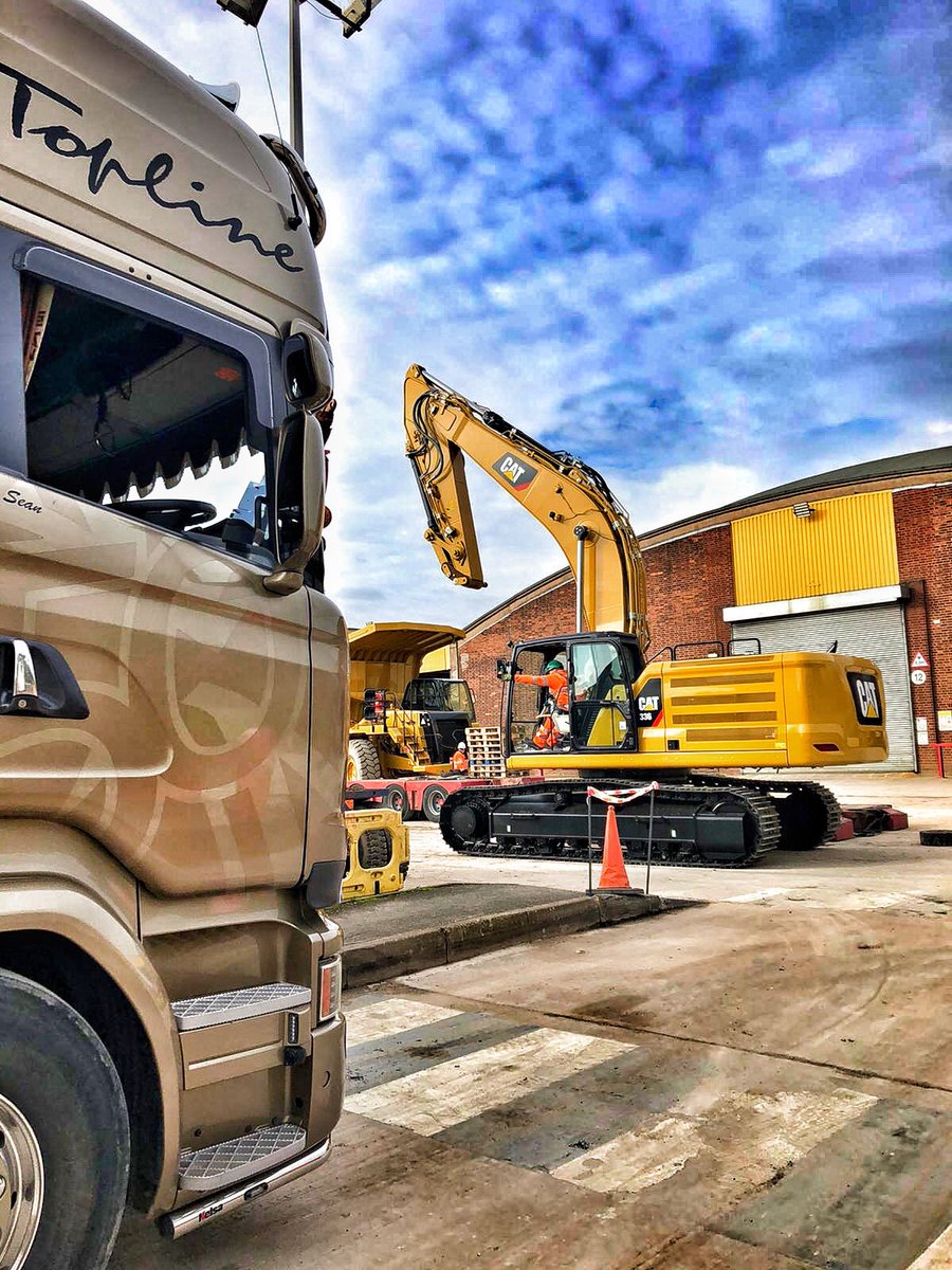 MAPONSONBY's tweet photo. Busy in the #goldengriffin moving some amazing CAT machinery @Seanshrek1976 https://t.co/trtndKOyRB