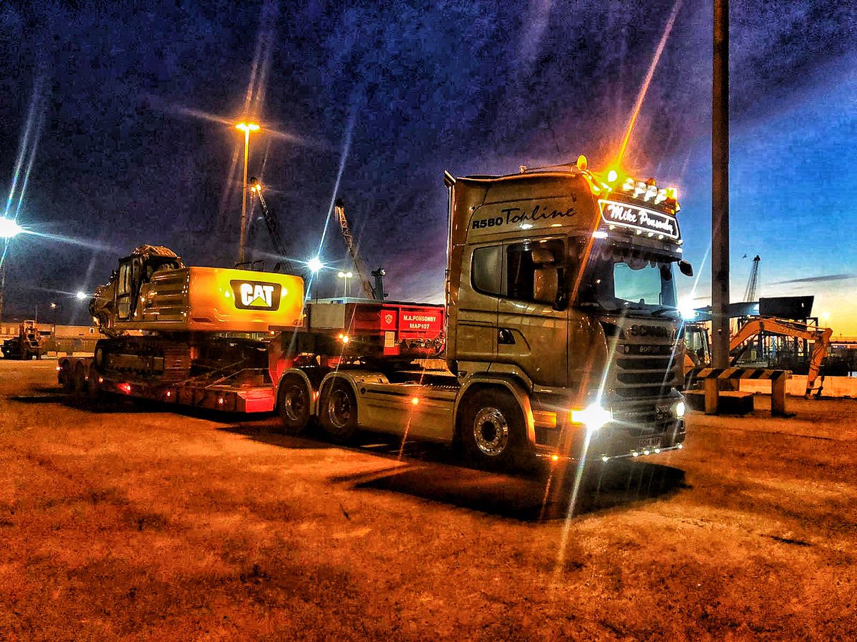 MAPONSONBY's tweet photo. Busy in the #goldengriffin moving some amazing CAT machinery @Seanshrek1976 https://t.co/trtndKOyRB