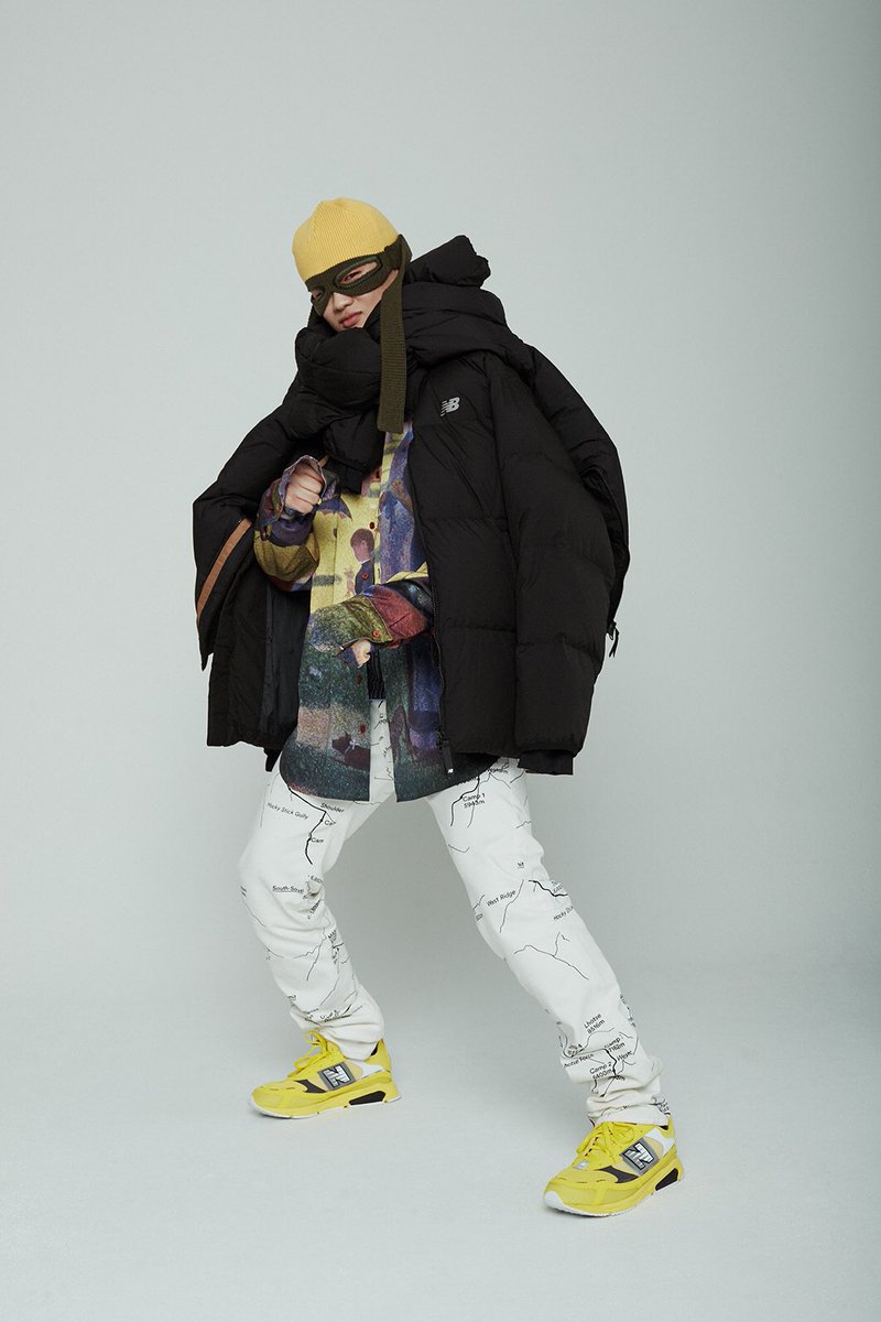 DazedKorea's tweet photo. KEEP YOUR BALANCE

#YOUBEE
#뉴발란스

각자 추구하는 멋은 달라도 유행과 별개로 지키고자 하는 자신만의 스타일이 있다. 유비는 뉴발란스 액티브 다운을 입고 무엇과도 바꿀 수 없는 자신의 멋에 대한 속내를 털어놓았다.
⠀
더 많은 화보와 기사는 <데이즈드> 11월 호에서 만나볼 수 있습니다. https://t.co/OeOAGmKC30