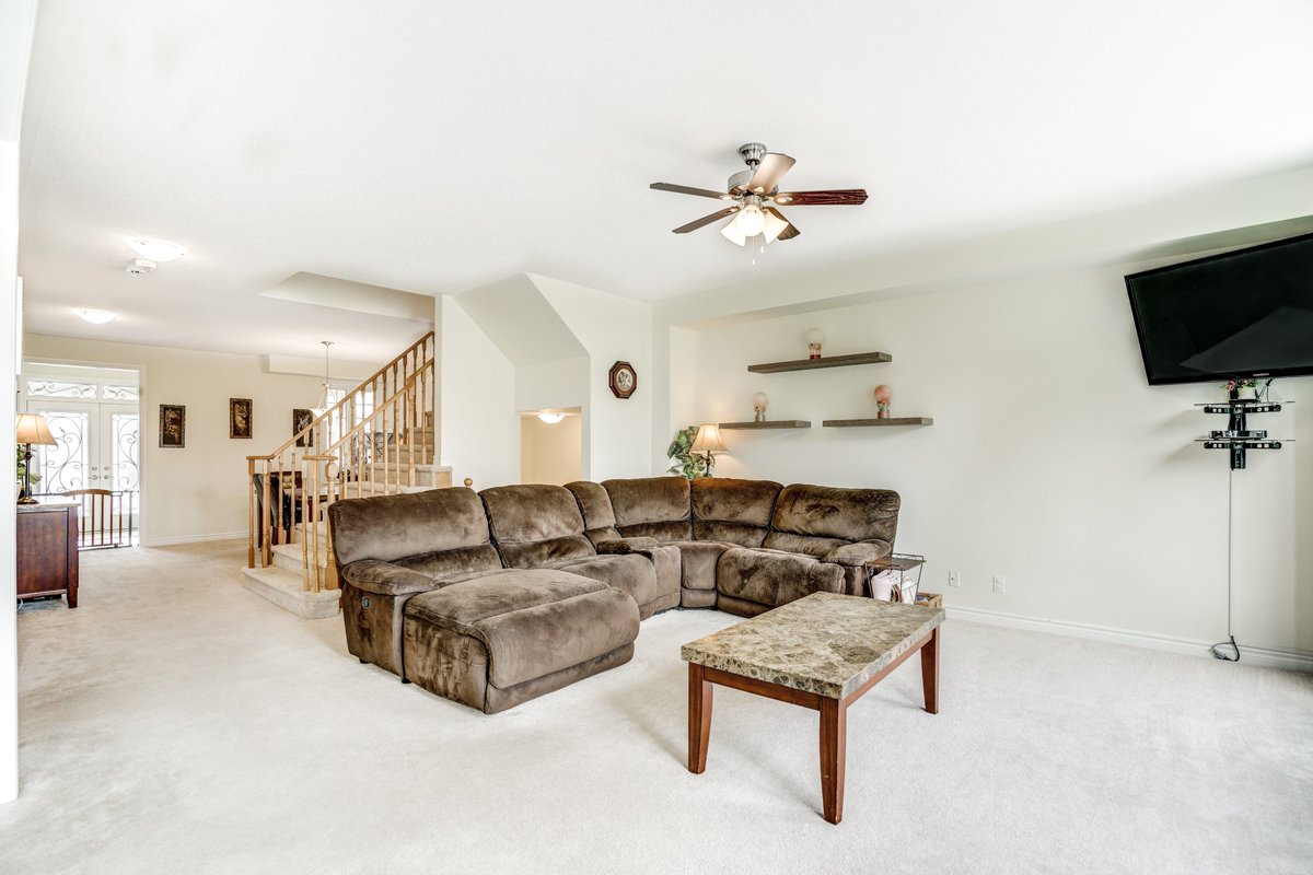 GoetzRealty's tweet image. 😍Priced For #QuickSale😍   
2319 Dobbinton St. Oshawa
MLS: E4586990 Price:$799,900
3149 square feet 5 Bedroom, 3.5 Bath Home With 3rd Floor.  Very Unique Layout!!

#OshawaRealEstate #Northoshawa #OpenConcept #Bright