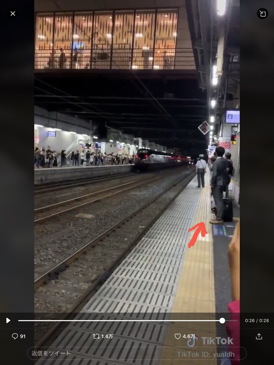 なにわの人 めっちゃ天皇なんだけど 見切れるスーツ氏 スーツ氏 女子高生がうぉぉぉって歓声を上げてるのにね びっくりしましたけどね T Co 8bmmqtgcqt T Co 9iybmcst92