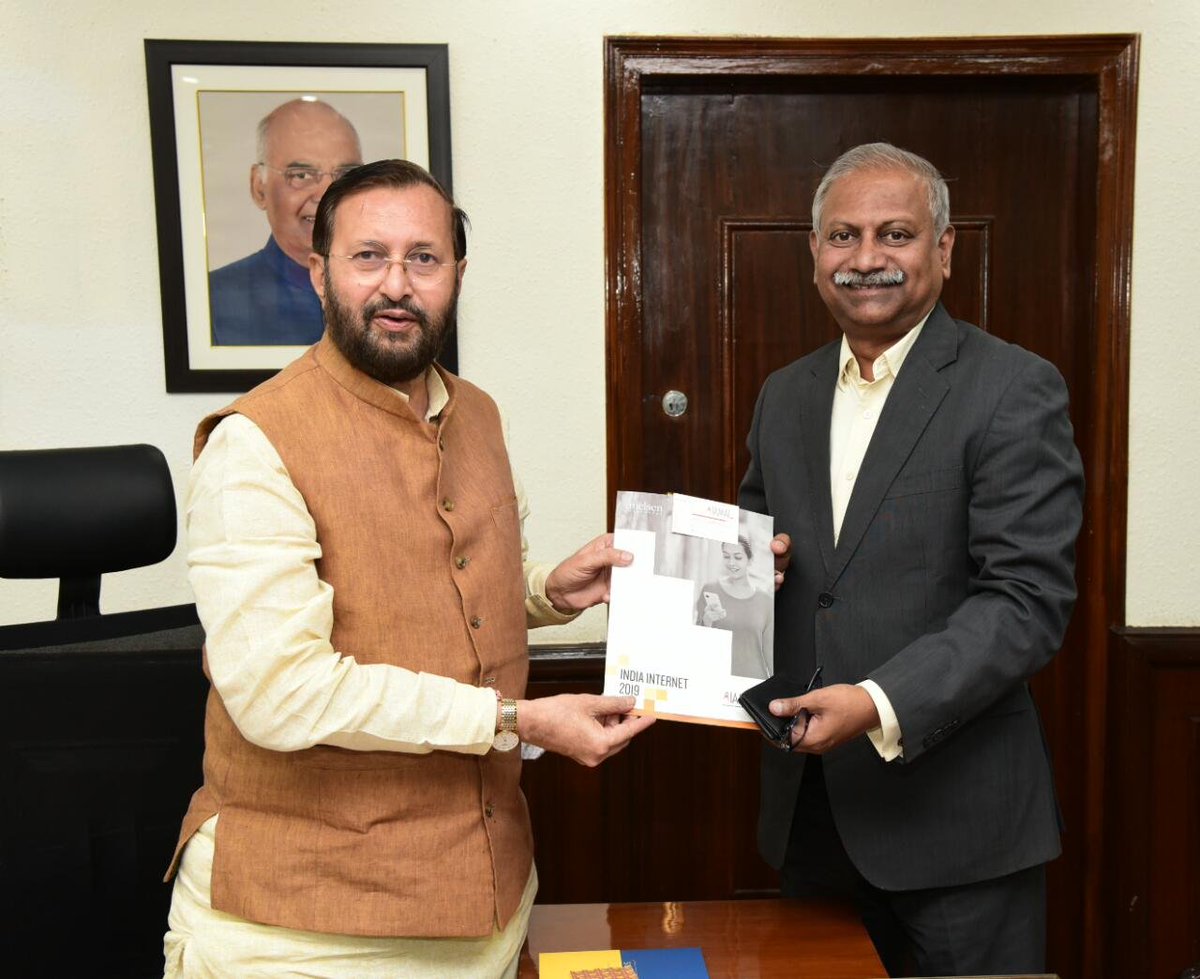 Dr. Subho Ray, President, IAMAI with Mr. Prakash Keshav Javadekar, Minister of Environment, Forest and Climate Change and Minister of Information and Broadcasting