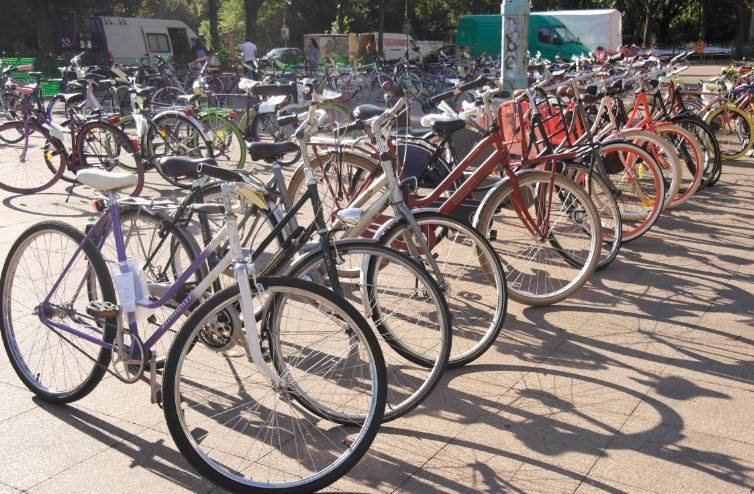 Guten Morgen, #Berlin! Stöbert am #Sonntag zum letzten Mal dieses Jahr auf unserem großen #Fahrrad #Markt. Wie immer auf dem #Winterfeldtplatz in #Schöneberg. Wir freuen uns auf Euch! fietsenboerse.de  <a href="/winterfeldtkiez/">Winterfeldtkiez</a> <a href="/ADFC_Berlin/">ADFC Berlin e.V.</a> <a href="/BerlinTempSchbg/">Bezirksamt Tempelhof-Schöneberg</a> <a href="/akazienkiez/">Akazienkiez</a>