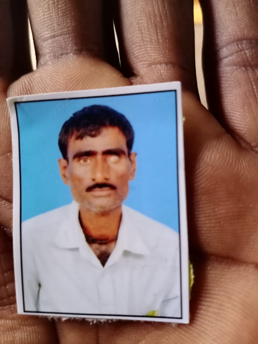 9448317109~ರಾಜು ನದಾಫ ಹಾವೇರಿ
ಮಳೆಗೆ ಬೆಳೆ ಹಾಳು. 
ವಿಷಸೇವಿಸಿ ರೈತ ಆತ್ಮಹತ್ಯೆ.
ಹಾವೇರಿ ಜಿಲ್ಲೆ ಹಾನಗಲ್ ತಾಲೂಕಿನ ಇನಾಂಯಲ್ಲಾಪುರ ಗ್ರಾಮದಲ್ಲಿ ಘಟನೆ.
ಪರಶುರಾಮ ತಿಪ್ಪಿಗುಂಡೇರ 45 ವರ್ಷ ಮೃತ ರೈತ.
ಏಳು ಎಕರೆ ಜಮೀನು ಹೊಂದಿದ್ದು, 
ಆರು ಲಕ್ಷ ರುಪಾಯಿ ಸಾಲ‌ ಮಾಡಿಕೊಂಡಿದ್ದ.
ಧಾರಾಕಾರ ಮಳೆಗೆ ಬೆಳೆ ಕಳೆದುಕೊಂಡು ಆತ್ಮಹತ್ಯೆ.