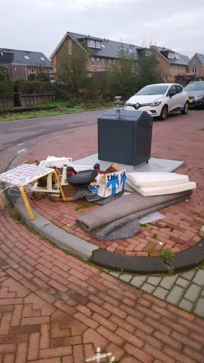 Rico68Lang's tweet photo. @Avalex_nieuws jullie kunnen niets doen als er illegaal rotzooi wordt gedumpt, grofvuil bellen lijkt lastig tegenwoordig. Inmiddels ligt deze zooi er al 8 dagen en wordt steeds aangevuld!! https://t.co/HJcGxKWjZV